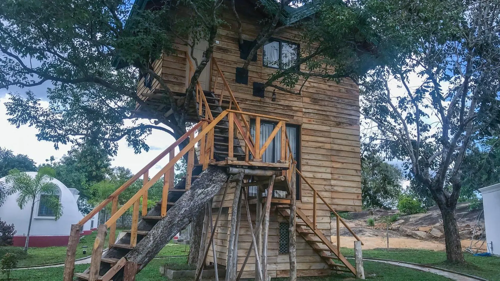 ****  The Lion Kingdom Sigiriya Hotel Sri Lanka